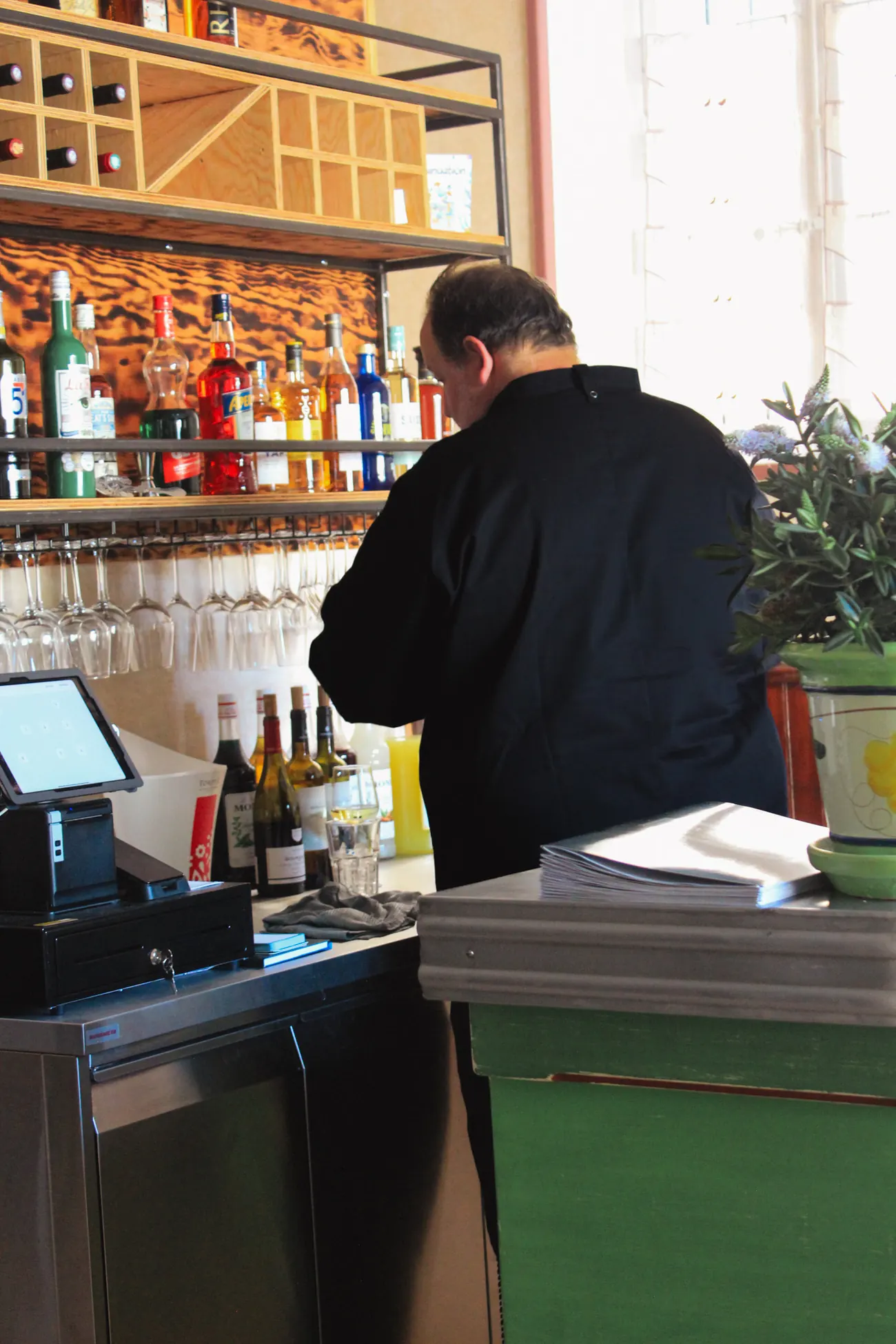 Le chef Stéphane Petit prépare le service derrière le bar